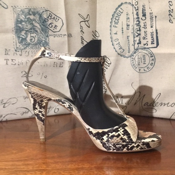 White house Black market Koreen sandals - Picture 2 of 4